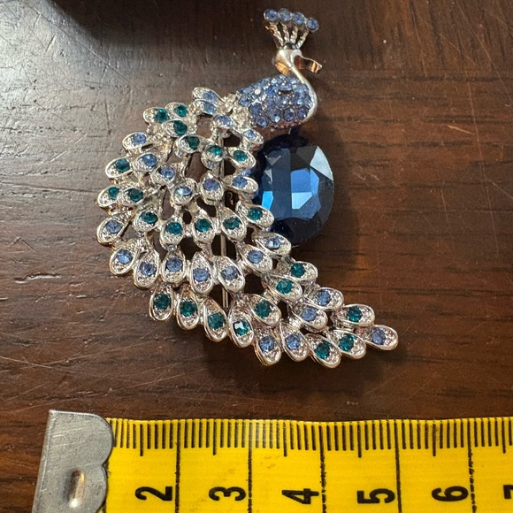 Elegant Silver and Blue Peacock Brooch - Picture 8 of 12
